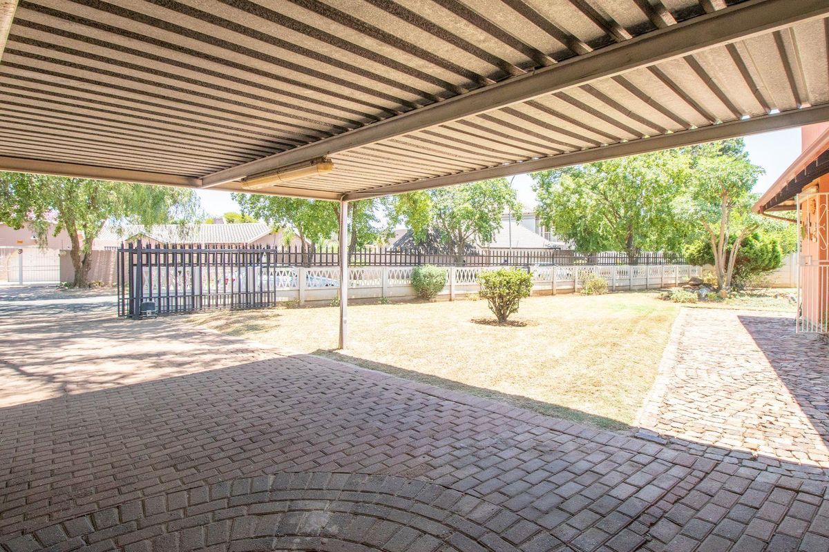 Charming Family Home with Pool & Garden in Mackenzie Park! - Photo 4