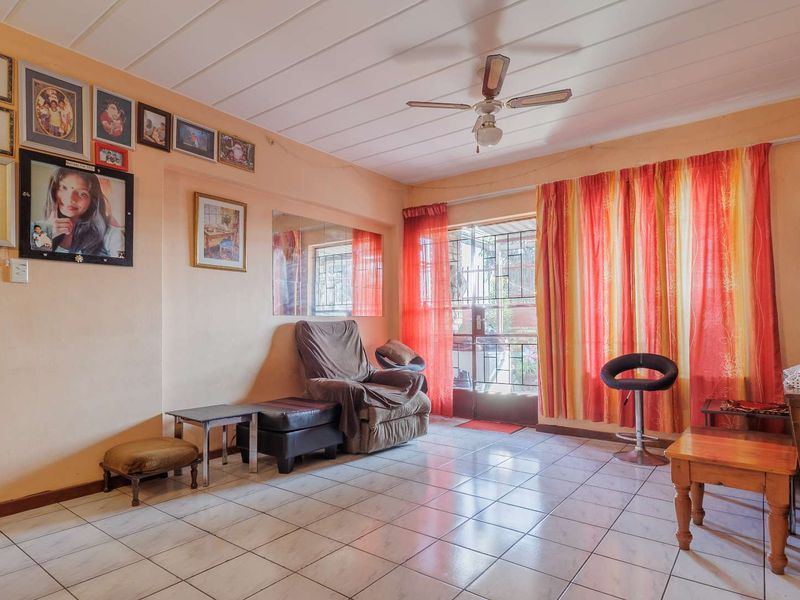 Ground-Floor unit offering three bedrooms and more - Secure complex - Photo 3