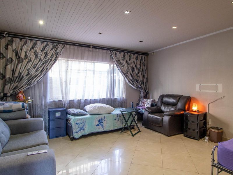 Beautiful Double-Storey 5 Bedroom Home - Photo 10