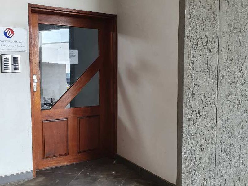 Office block in Town Centre close to Amenities - Photo 4