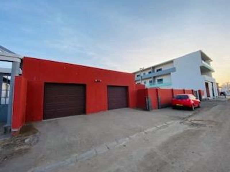Spacious 6-Bedroom Home with Flat, Triple Garage & Storage – Walvis Bay - Photo 2