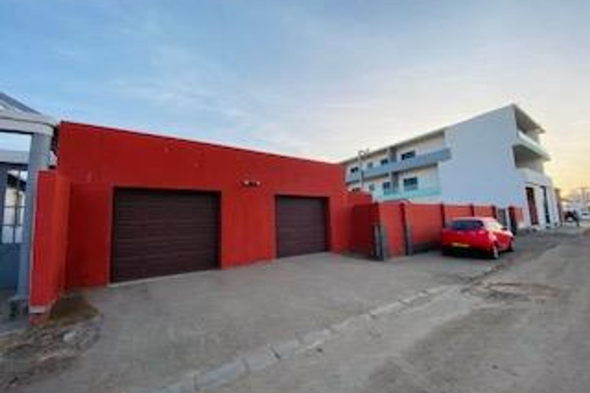 Spacious 6-Bedroom Home with Flat, Triple Garage & Storage – Walvis Bay - Photo 2