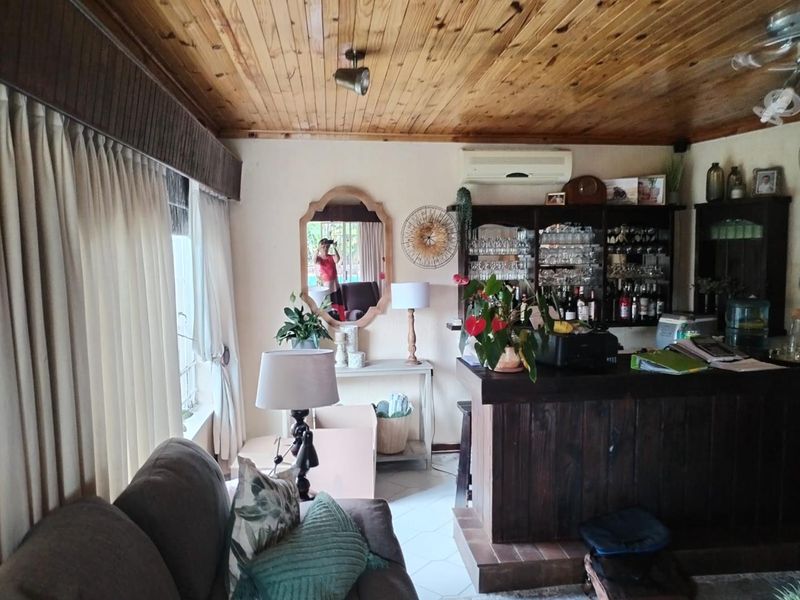 EXQUISITE FAMILY HOME - Photo 10