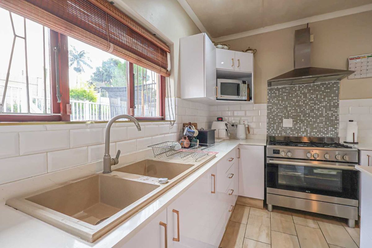 FAMILY HOME WITH INCOME-GENERATING GRANNY FLAT IN PRIME MALVERN LOCATION! - Photo 4