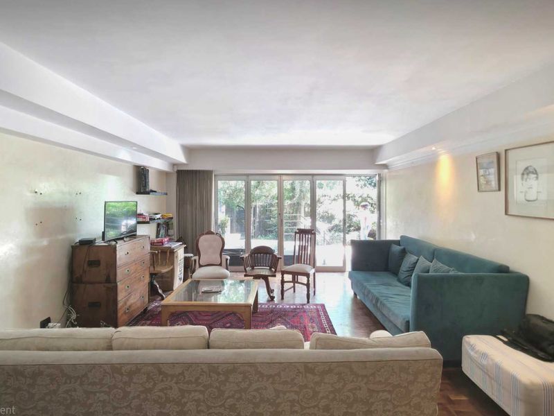 Ground floor 3 Bedroom Apartment with lots of private and communal gardens - Photo 4