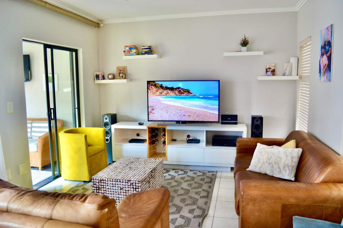 ***COZY and MODERN - Are you a Young Professional looking for a Lock-up and Go? Two En-suite Bedrooms in Heron Hill Garden Estate, Olympus*** - Photo 5