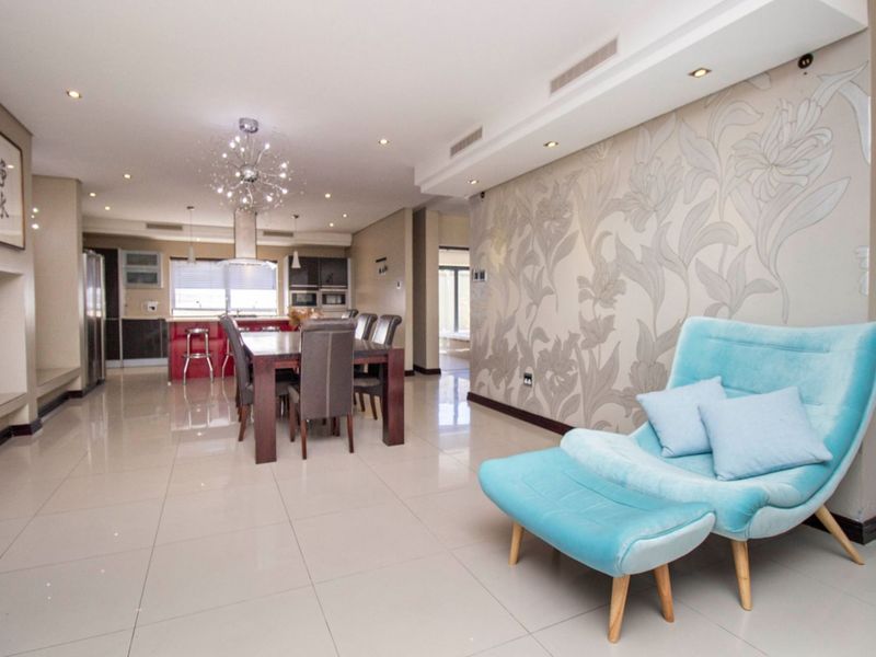 A Home of Grandeur in Plattekloof. - Photo 4