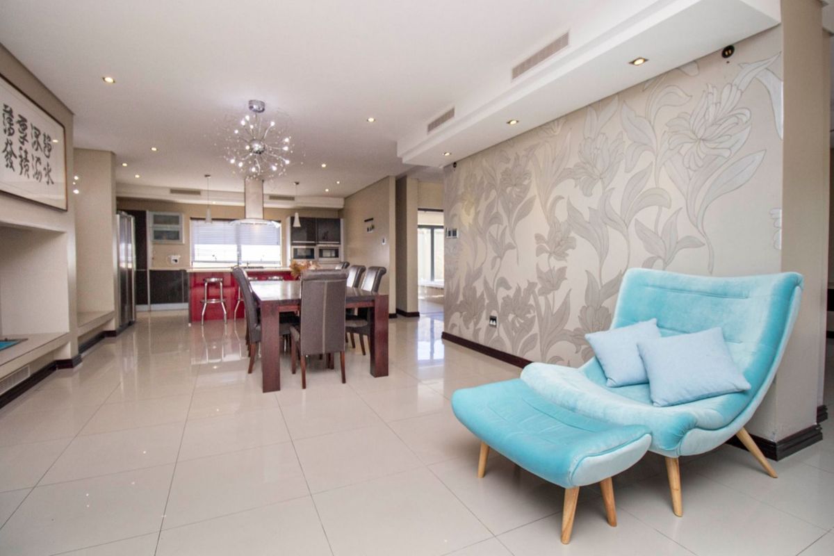 A Home of Grandeur in Plattekloof. - Photo 4