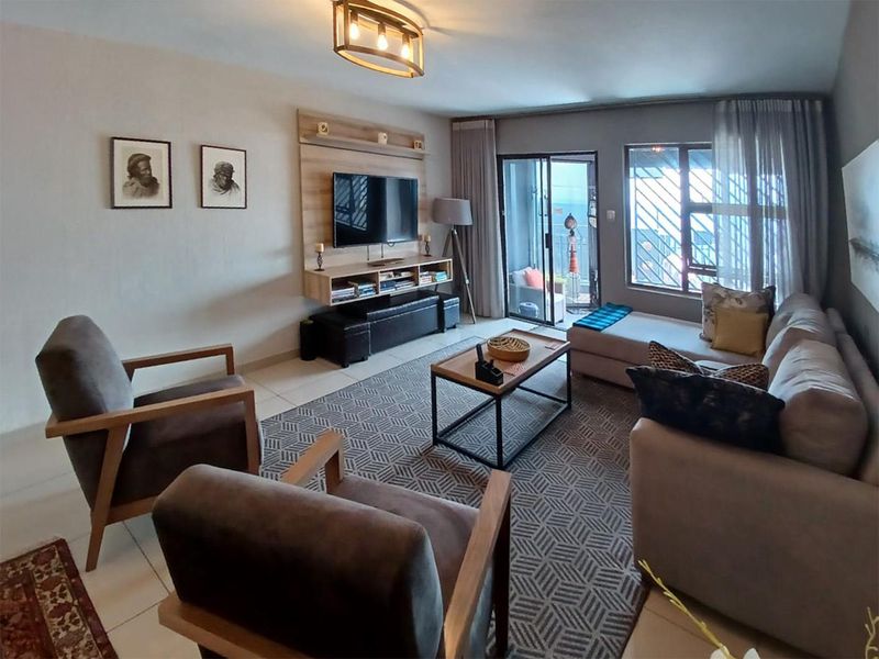 Modern 2-Bedroom Townhouse with Spectacular Views in Northcliff - Photo 4