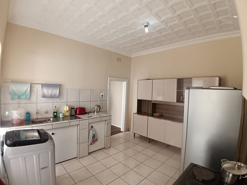 Charming 2 bedroom home with 3 cottages in quiet secure area - Photo 1
