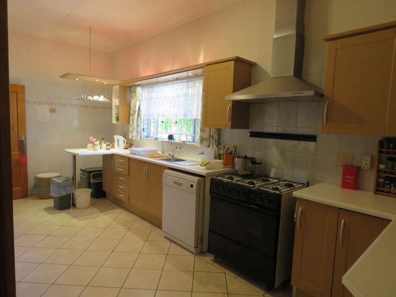 Spacious 4-Bed Home with Pool, Double Garage & Solar Power - Photo 7