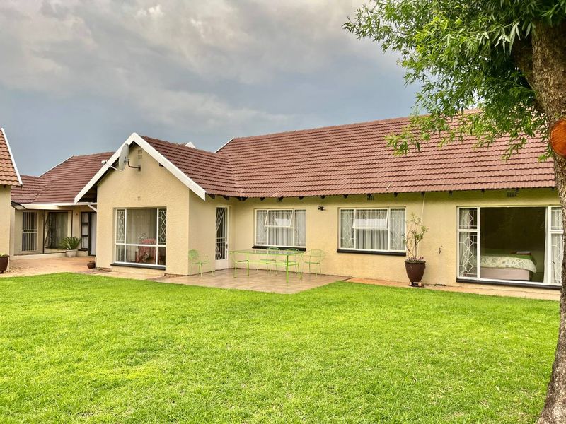 Stunning 4-Bedroom Home in the Secure Enclave of Freeway Park - Photo 8