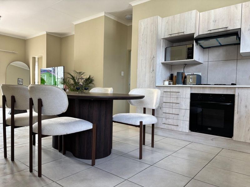 Modern 2-Bedroom, 2-Bathroom Second-Floor Apartment - Stylish, Spacious & Move-In Ready! - Photo 3