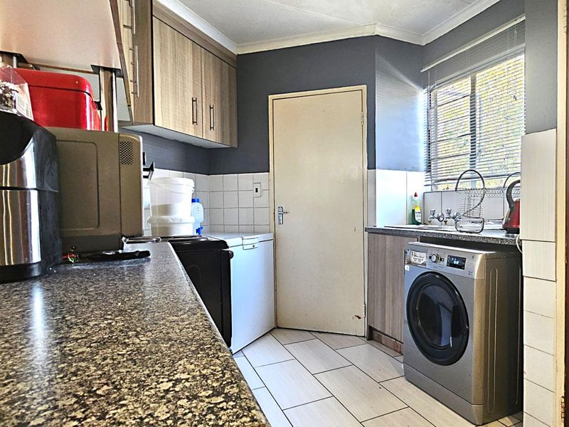 Spacious Three-Bedroom Unit Close to Everything in Radiokop - Photo 7