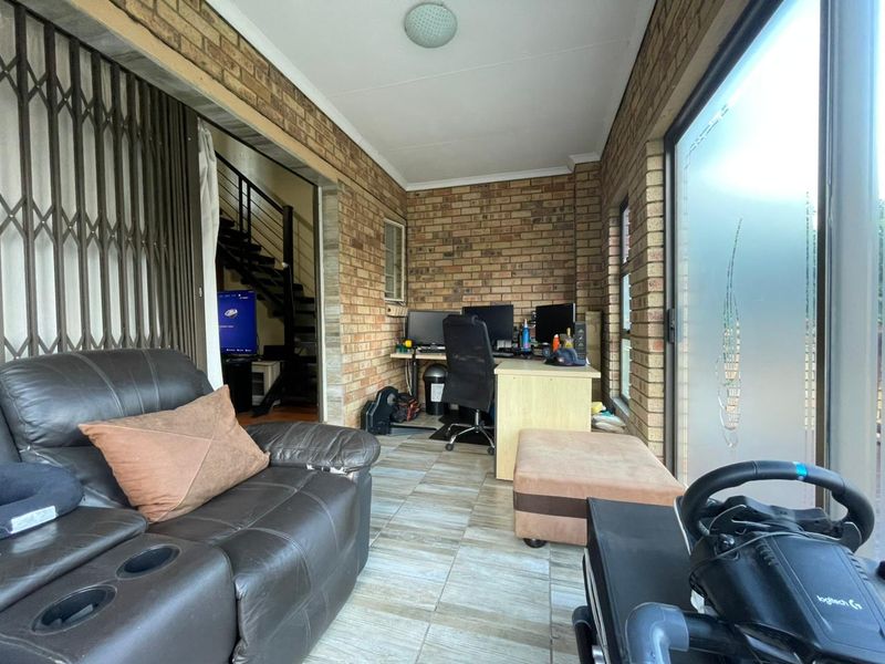 BEAUTIFUL DUPLEX FOR SALE IN ROOIHUISKRAAL NORTH!! - Photo 3