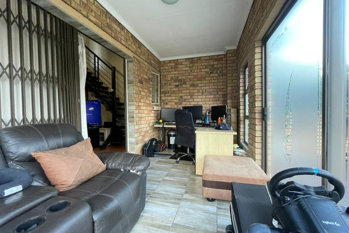 BEAUTIFUL DUPLEX FOR SALE IN ROOIHUISKRAAL NORTH!! - Photo 3