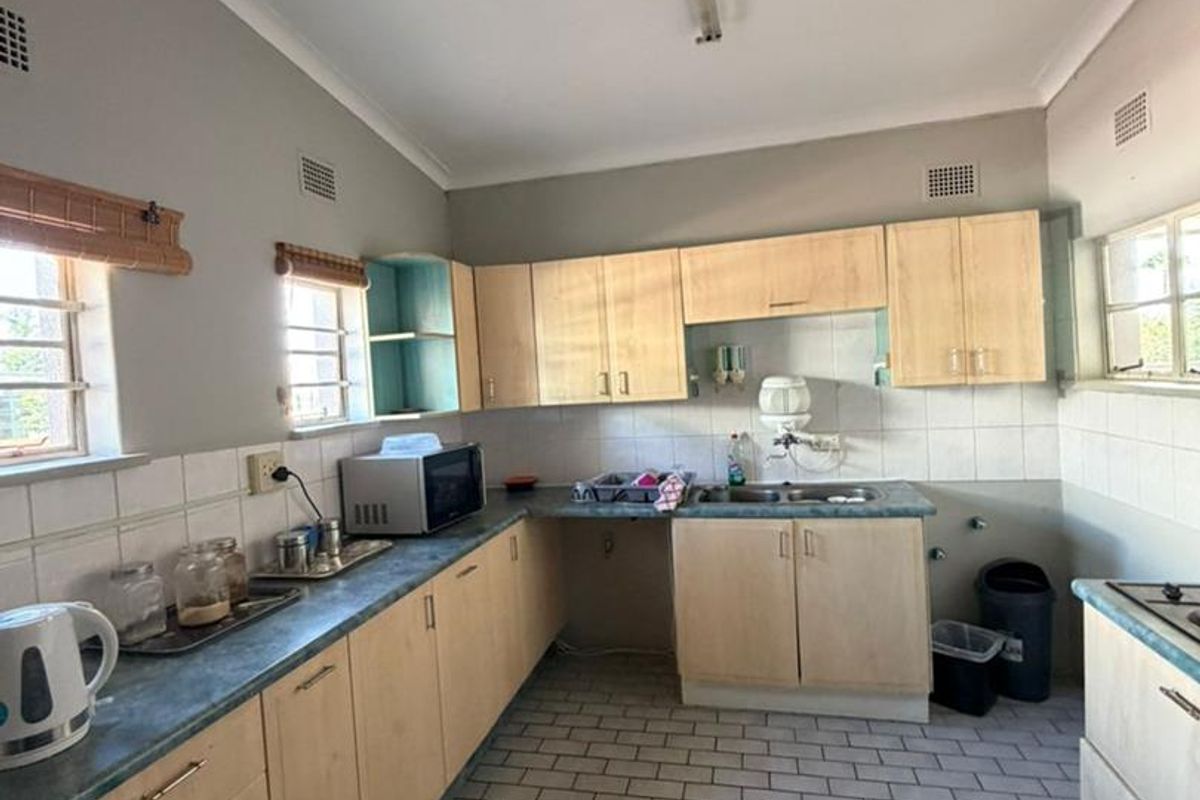 Office Building To Let — Luxury Hill, Klein Windhoek - Photo 2