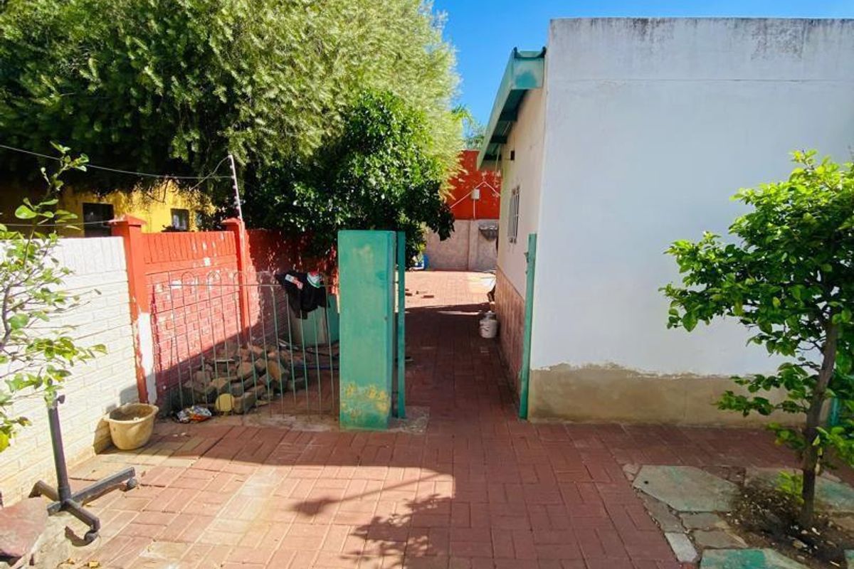 HOUSE FOR SALE IN HOCHLAND PARK - Photo 2