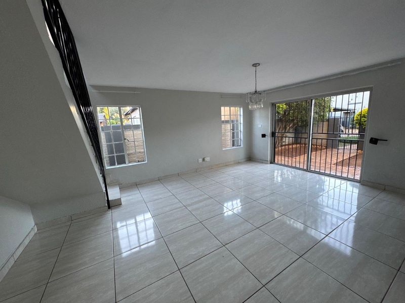3 Bedroom Family Home in Heuwelsig Estate - Photo 4