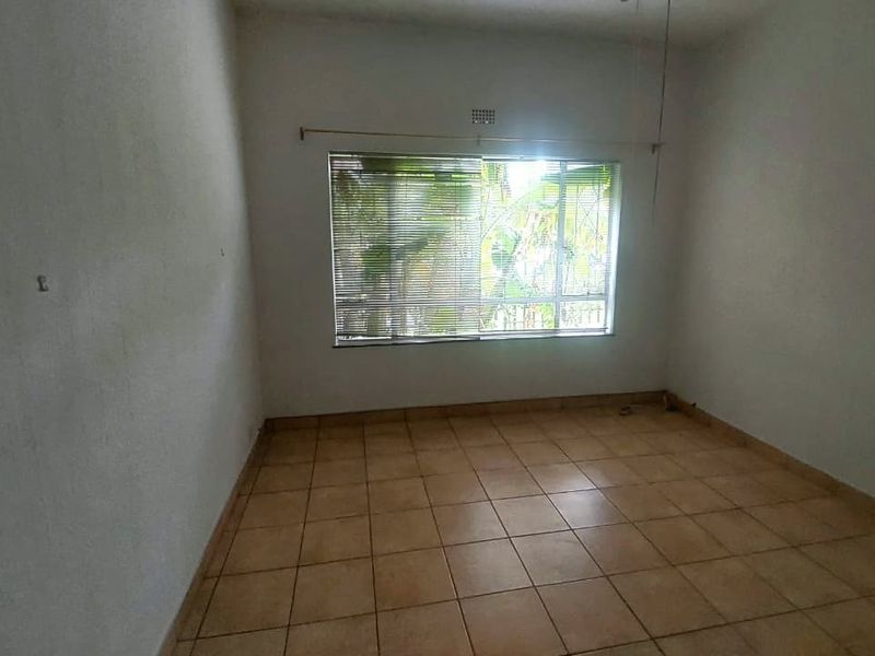 Ground Floor Unit in Secure Complex - Photo 8