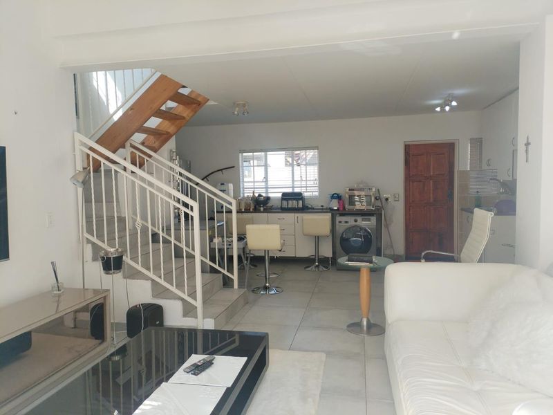 Spacious 4-Bedroom Family Home to Rent in a Secure Estate - Photo 2