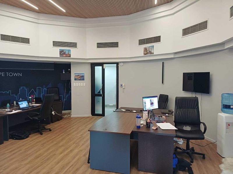 Circular Office Space: Stand Out in a Premier Location Century City Location - Photo 5