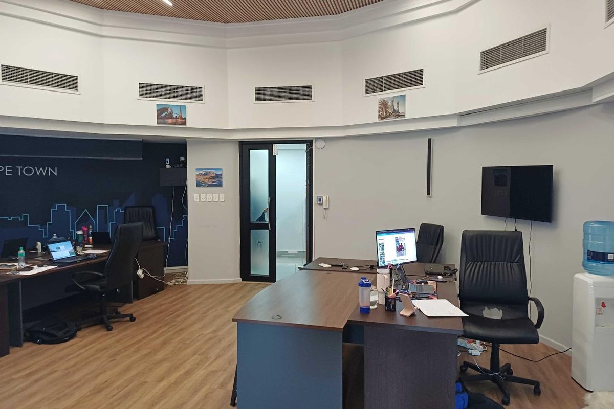 Circular Office Space: Stand Out in a Premier Location Century City Location - Photo 5