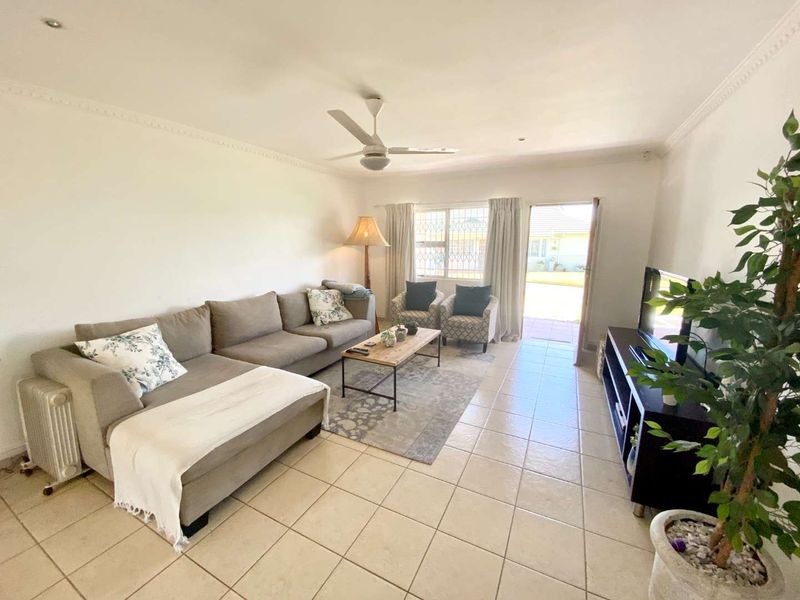 Hendra Estates - Stunning, Pet-Friendly Simplex With Private Pool in Somerset Park To Rent - Photo 3