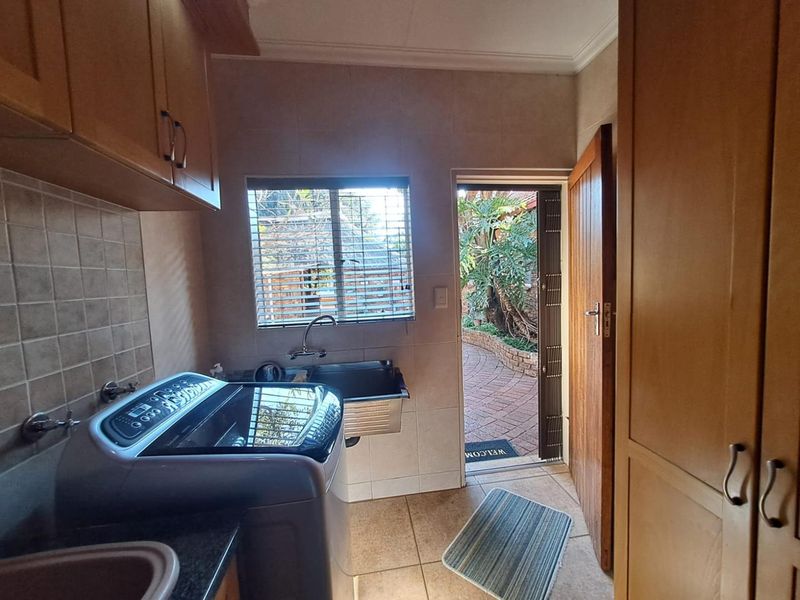 FOR SALE | SPACIOUS FAMILY HOME WITH SWIMMING POOL IN A BEAUTIFULLY ESTABLISHED GARDEN - Photo 8
