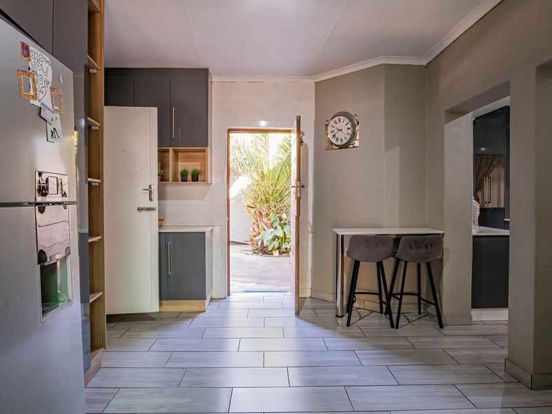 Spacious 3-Bed Home with Pool & Self-Contained Flat! - Photo 4