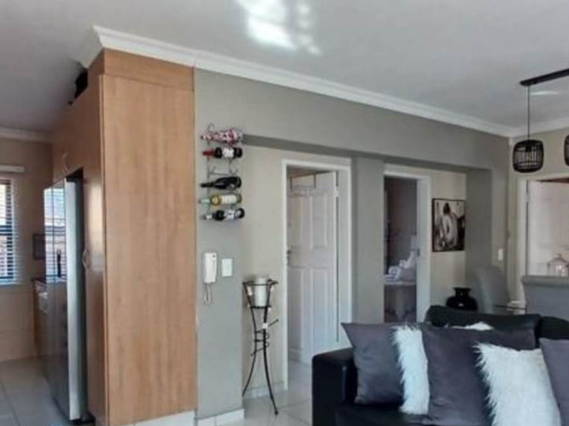 Modern unit - Photo 4
