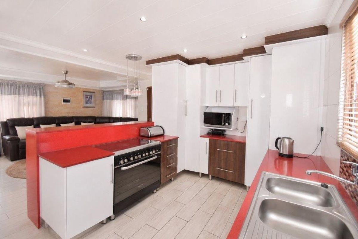 3 Bedroom, 2 Bathroom Home in Dawn Park - Photo 5