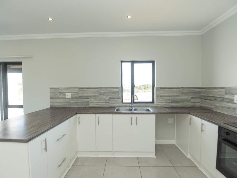 Wedgewood Golf Estate Living: Golf, Nature & Work-from-Home Comfort! - Photo 7