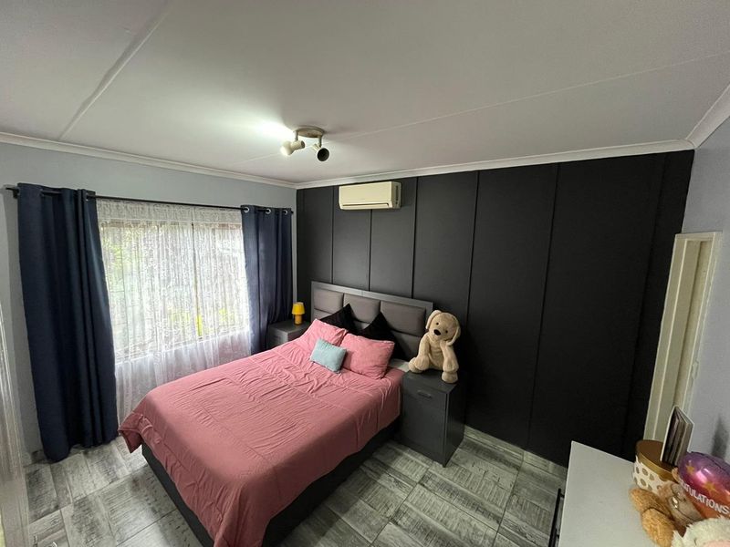 Welcome to Your Dream Townhouse in Queensburgh - Photo 9