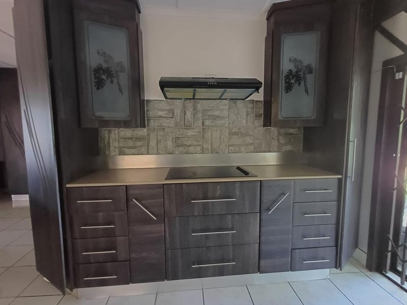 Spacious Three-Bedroom Home with Granny Flat, Pool, and Pet-Friendly Features in Arboretum - Photo 4