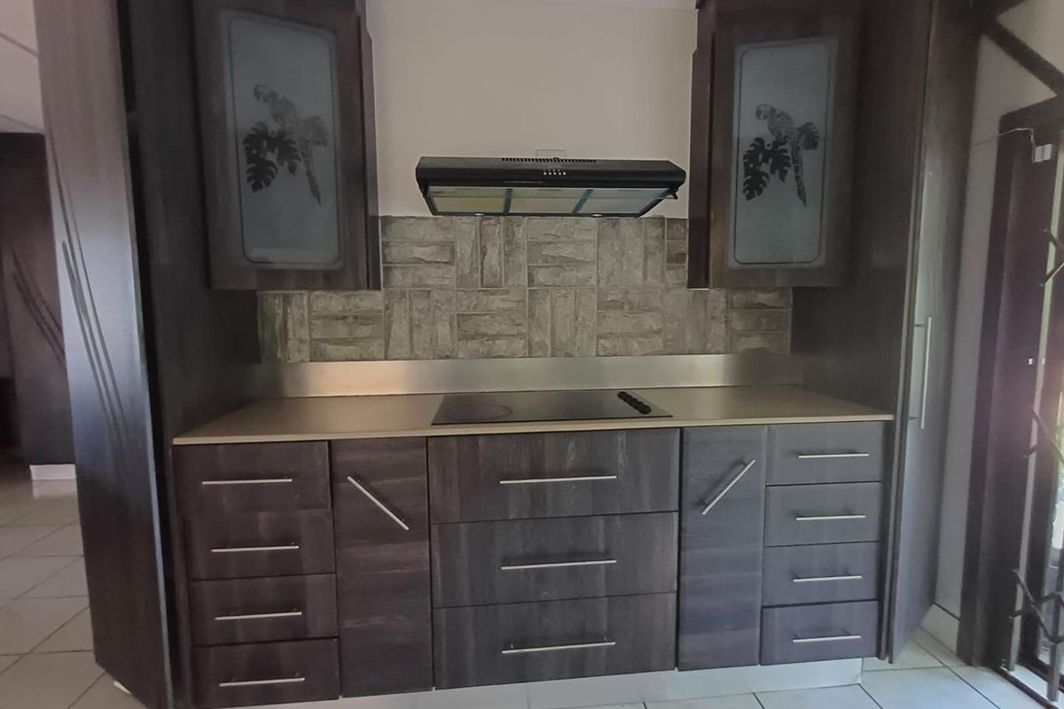 Spacious Three-Bedroom Home with Granny Flat, Pool, and Pet-Friendly Features in Arboretum - Photo 4