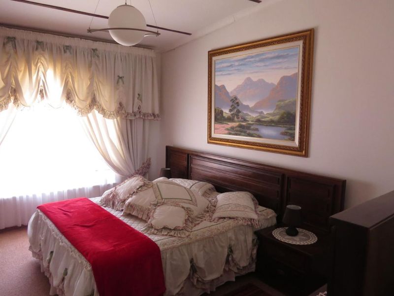 This impressive 3 bedroom family home of 391m2 is for sale in central Okahandja!! - Photo 10