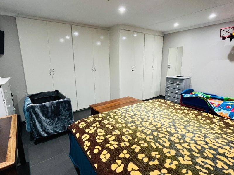 Spacious Bedroom & Modern Kitchen in Sought-After Neighborhood - Photo 9