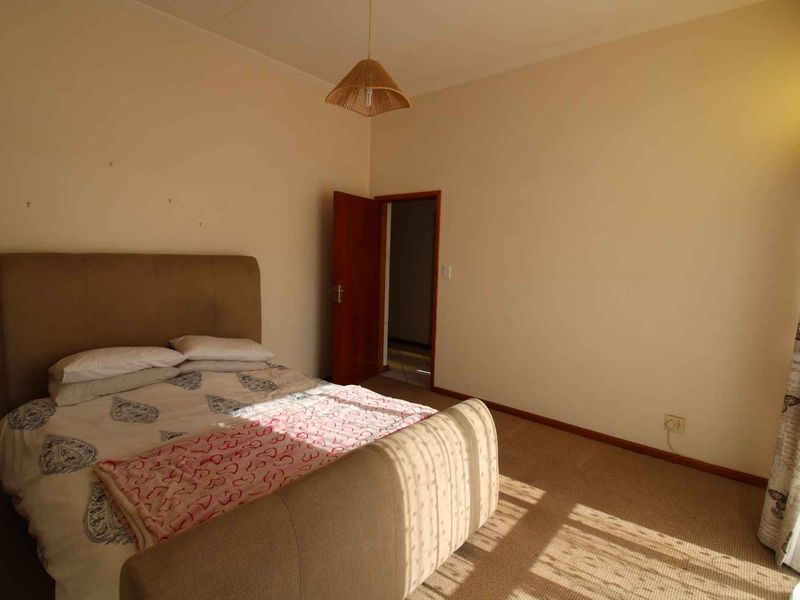 Huge Family House - Photo 5