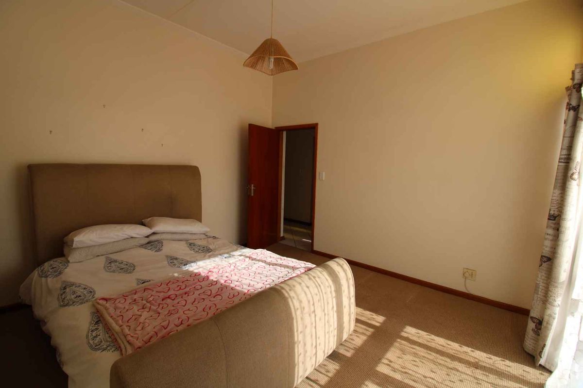 Huge Family House - Photo 5