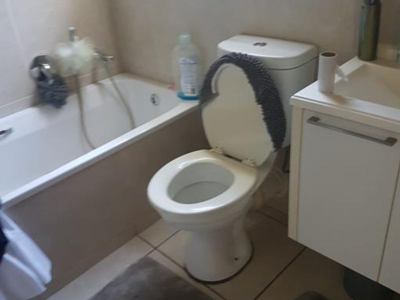 Furnished 1 Bedroom Apartment  in Sunninghill - Photo 10