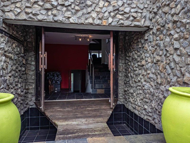 STUNNINGLY MODERN MULTI-LEVEL HOME OF DISTINCTION - Photo 3