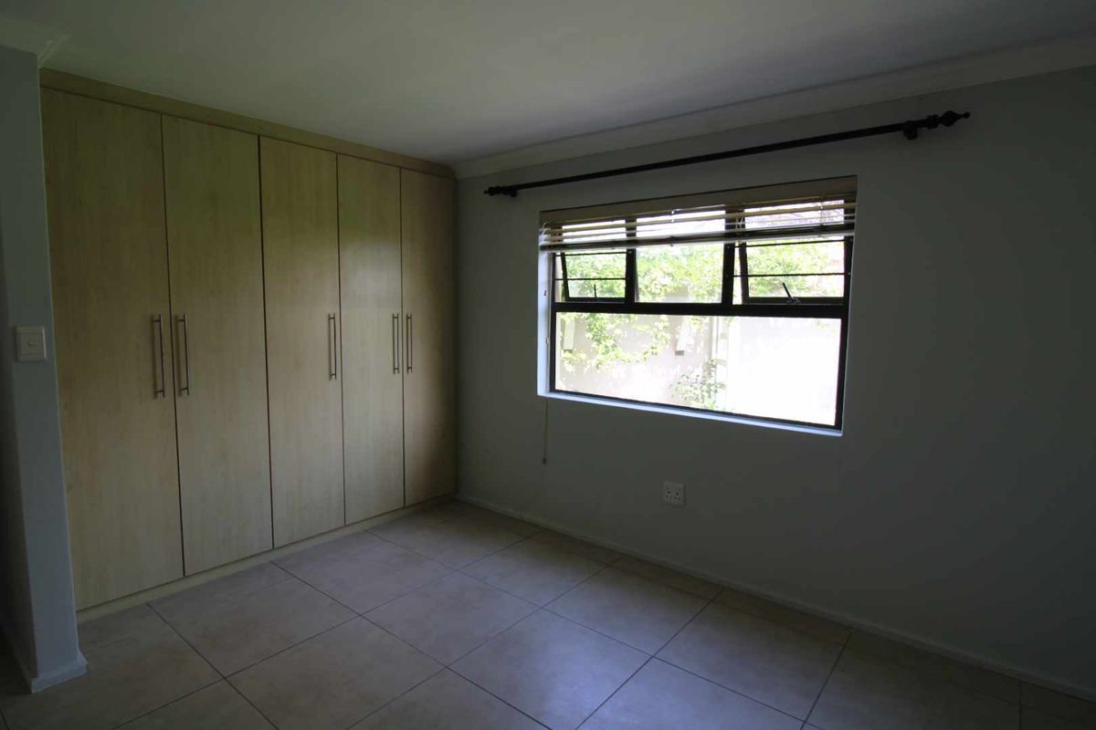 Partially double storey home in good neighbourhood. - Photo 3