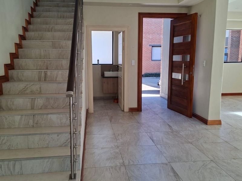 Elegance Meets Everyday Comfort - Bedfordview - Photo 7