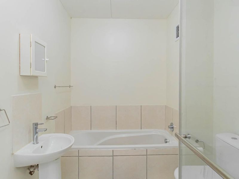 2 bed 2 bath ground floor unit - Photo 10