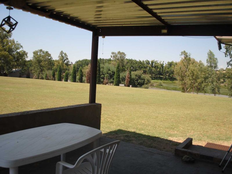 Feast your eyes on this lovely Vaal river property: - Photo 9