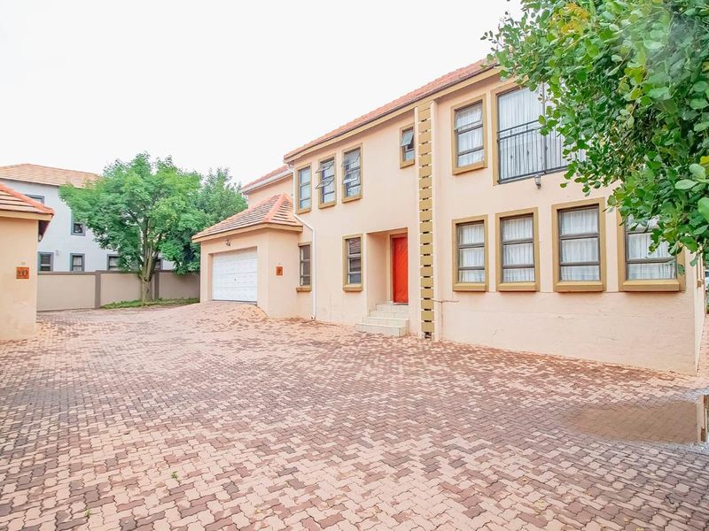 5 Bedroom Townhouse For Rent In Kosmosdal - Photo 2