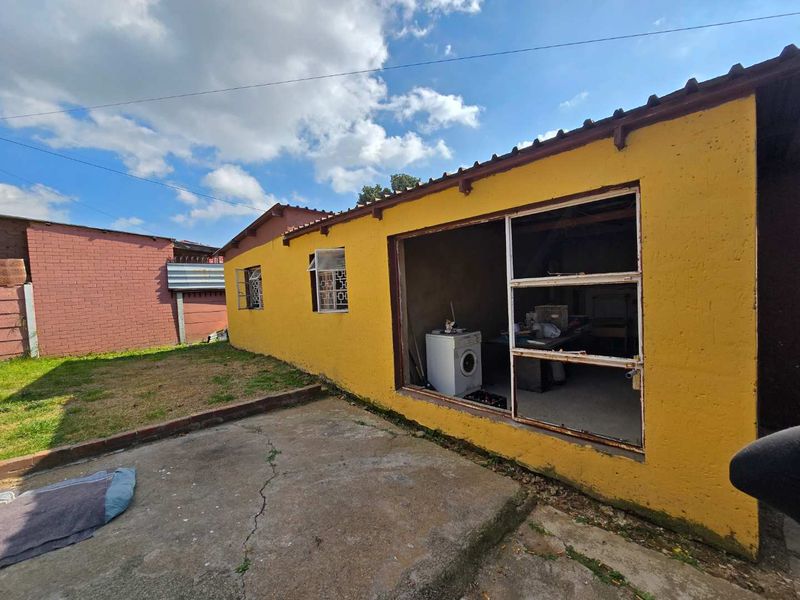 Home with pool and potential flatlet - Photo 9
