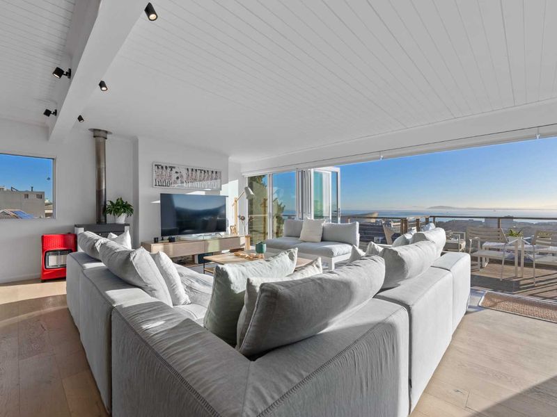 Contemporary Hillside Retreat with Expansive Bay Views - Photo 4