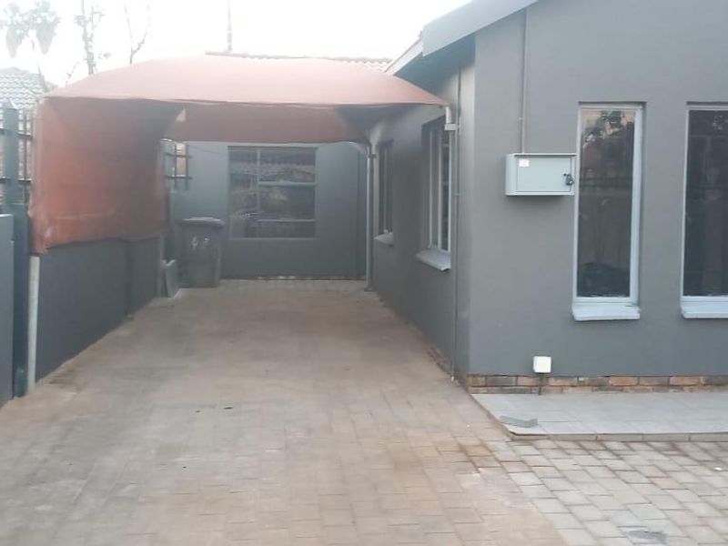 Newly Built Bachelor Unit to Rent – Danville Ext 8 – R4,000 pm - Photo 10